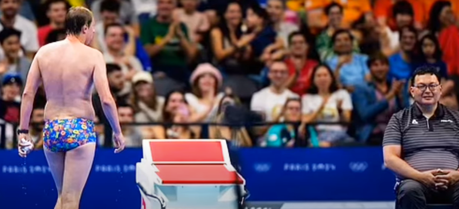 一名花花褲大肚腩男,忽然「亂入」奧運泳賽場館。(互聯網)