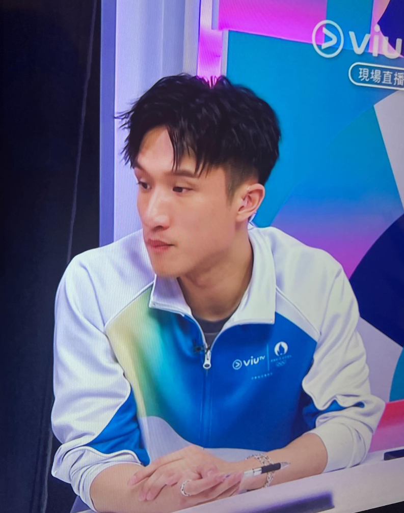 蔡俊彥於ViuTV直播賽事旁述張家朗16強對國家隊的莫梓維,披露對方一直有舊患,明言「希望就觸發到(舊患)啦」(電視畫面)