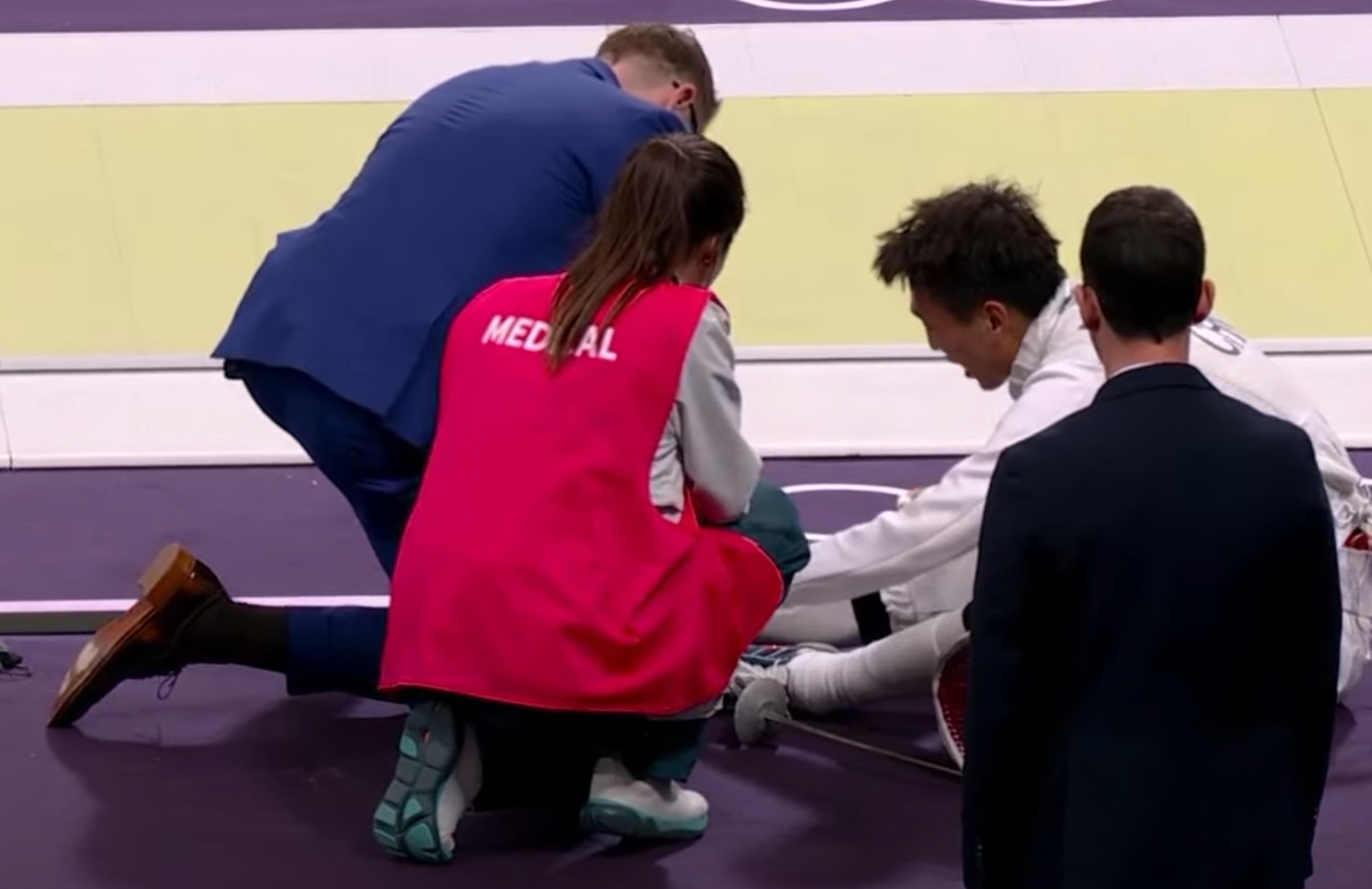 張家朗於昨晚16強賽事以15:10擊敗莫梓維,比分8:6的時候,莫梓維一度右腳跣腳受傷要接受治療(電視畫面)