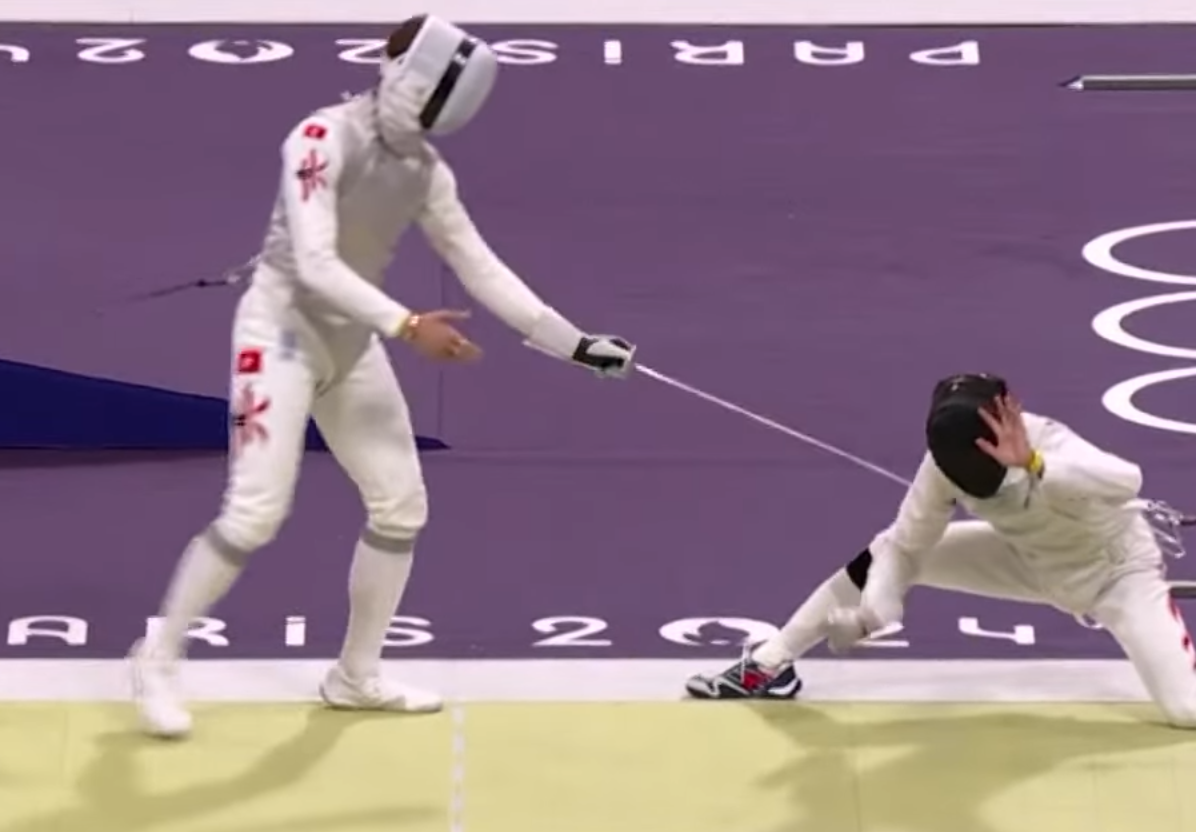 張家朗於昨晚16強賽事以15:10擊敗莫梓維,比分8:6的時候,莫梓維一度右腳跣腳受傷要接受治療(電視畫面)