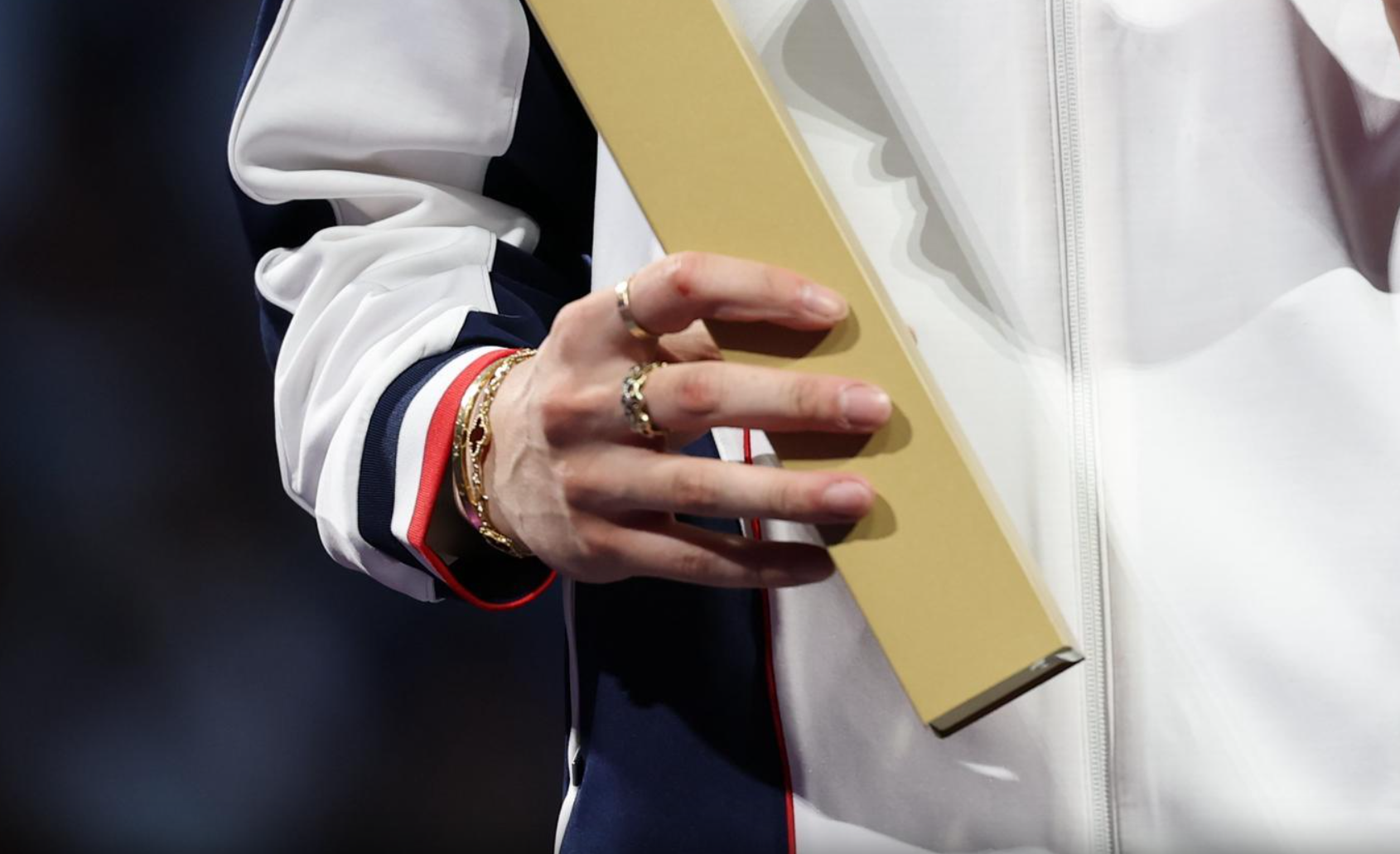 張家朗被發現手上配戴的飾物總值10萬元,包括Van Cleef & Arpels幸運四葉草Alhambra系列的18K金紅玉髓手鏈。