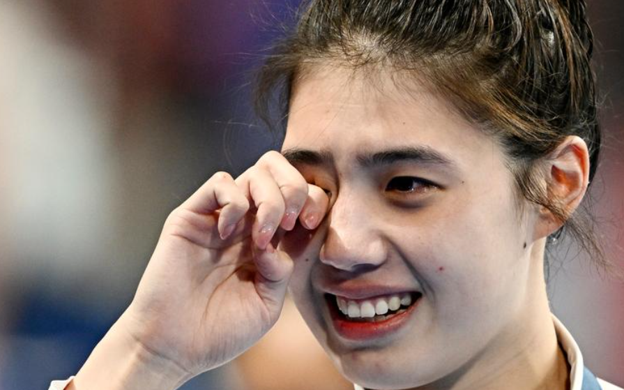 「蝶后」張雨霏摘得百米蝶泳銅牌,在領完獎後流淚。(新華社)