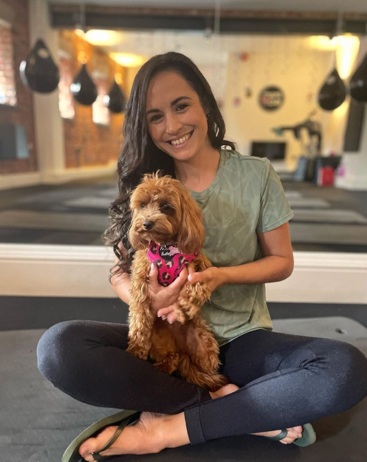 瑜伽導師Leanne Lucas為救學生捱斬。(互聯網)