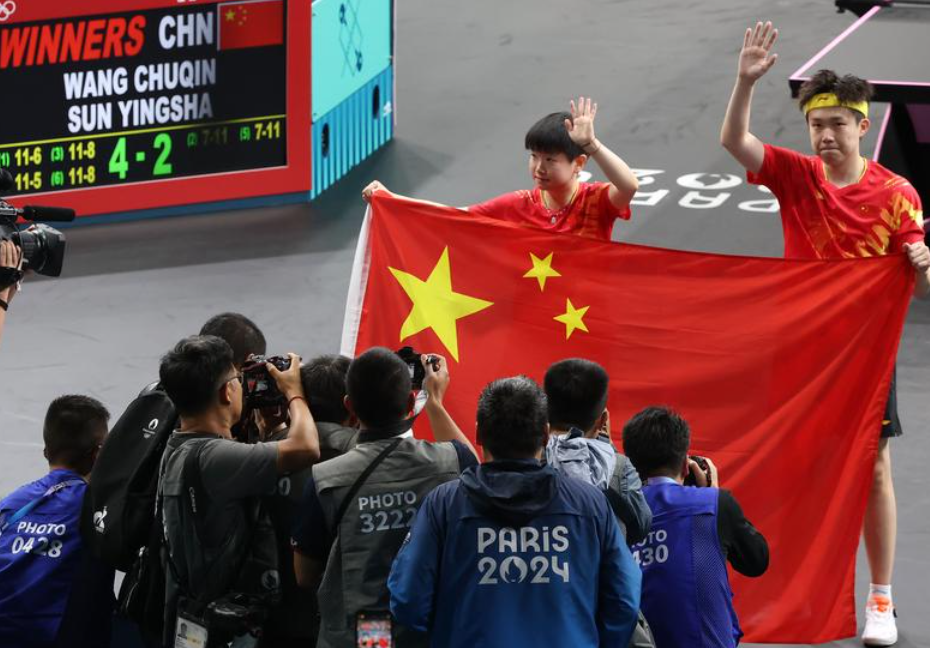 奧運乒乓球混雙決賽,世界第一國家隊組合王楚欽與孫穎莎組合以局數4:2,擊敗北韓「神秘之師」李正植與金琴英奪得金牌。(新華社)