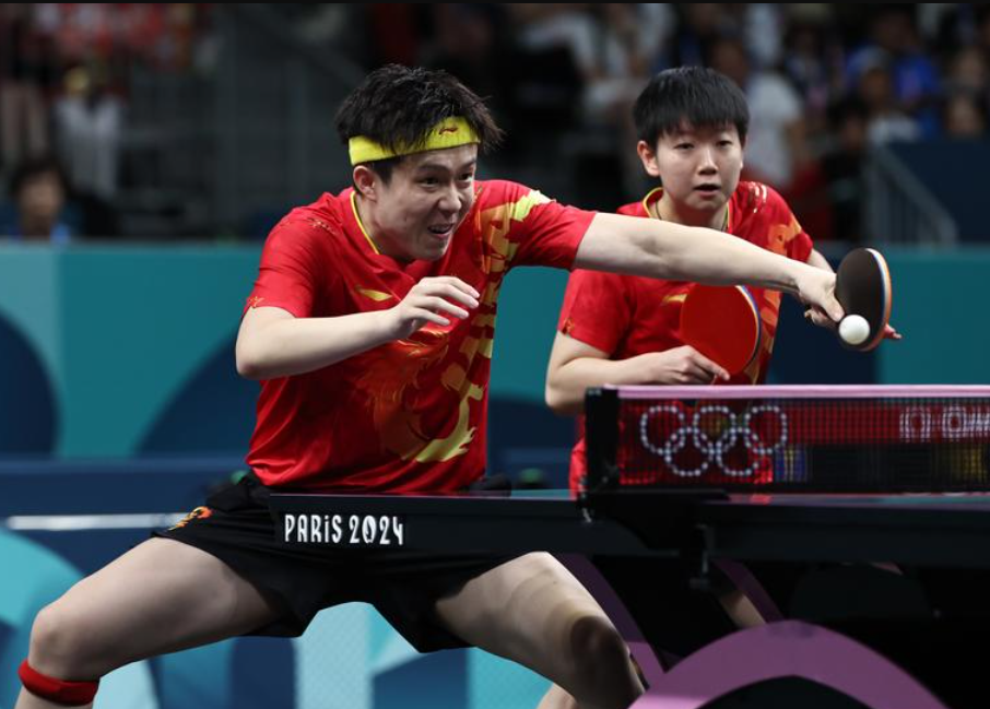 奧運乒乓球混雙決賽,世界第一國家隊組合王楚欽與孫穎莎組合以局數4:2,擊敗北韓「神秘之師」李正植與金琴英奪得金牌。(新華社)