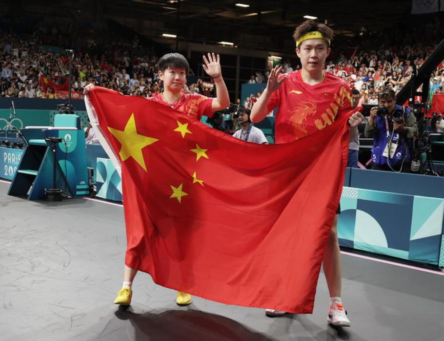 奧運乒乓球混雙決賽,世界第一國家隊組合王楚欽與孫穎莎組合以局數4:2,擊敗北韓「神秘之師」李正植與金琴英奪得金牌。(新華社)