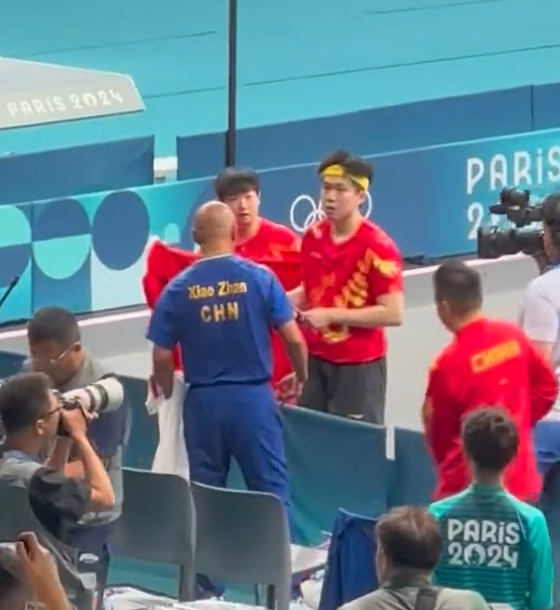 王楚欽得悉球拍被踩斷後神情失落及相當不滿,需教練安撫。(影片截圖)