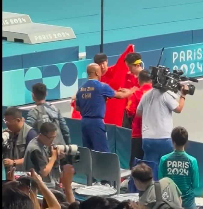 王楚欽得悉球拍被踩斷後神情失落及相當不滿,需教練安撫。(影片截圖)