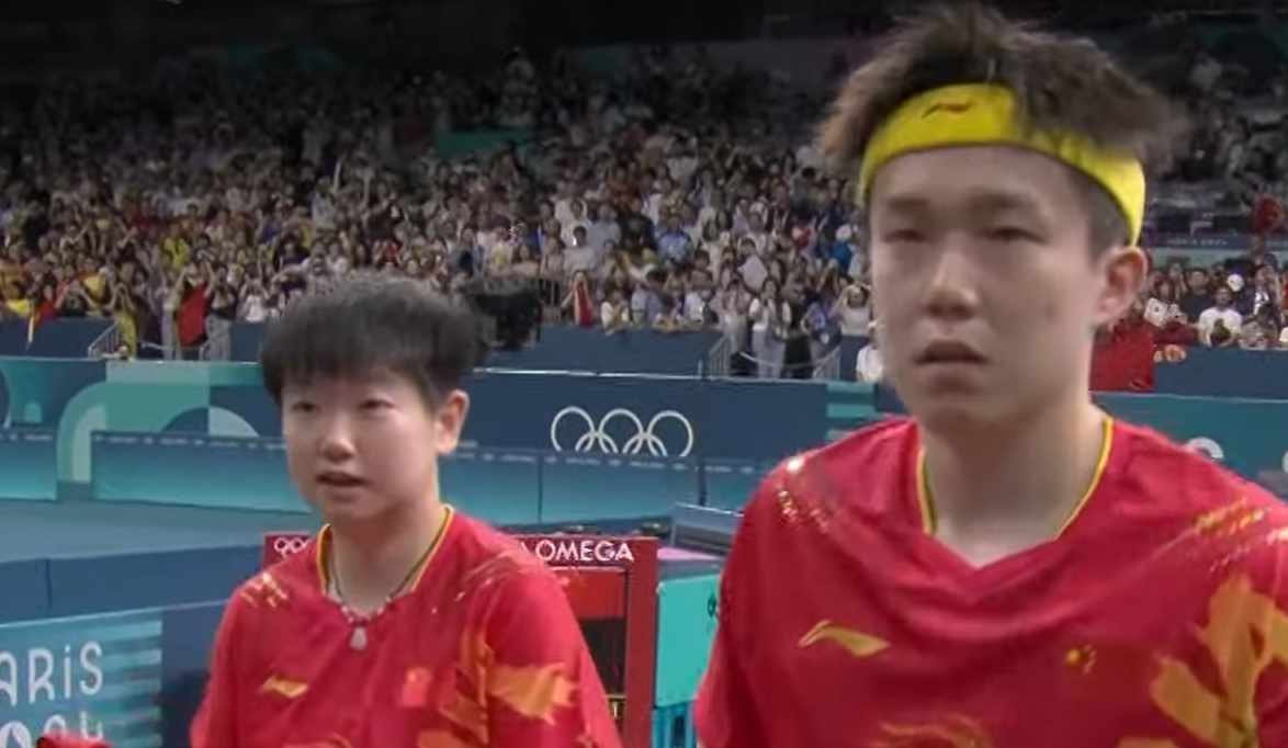 王楚欽得悉球拍被踩斷後神情失落及相當不滿,需教練安撫。(影片截圖)