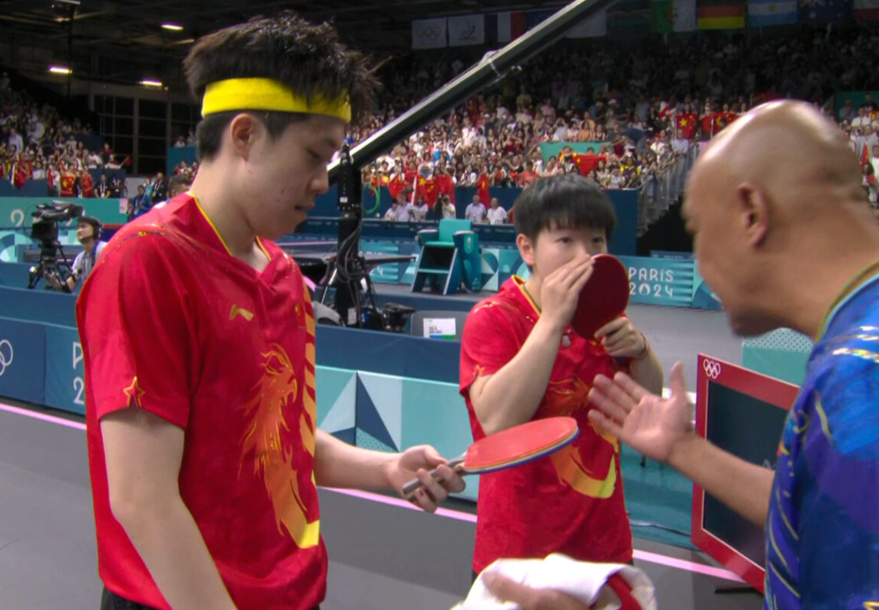 王楚欽得悉球拍被踩斷後神情失落及相當不滿,需教練安撫。(影片截圖)