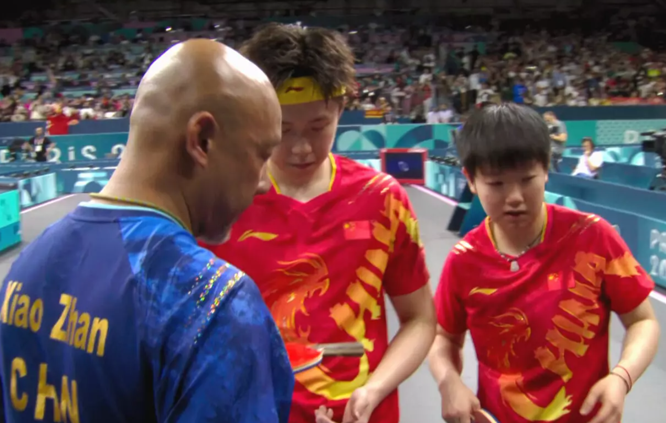 王楚欽得悉球拍被踩斷後神情失落及相當不滿,需教練安撫。(影片截圖)