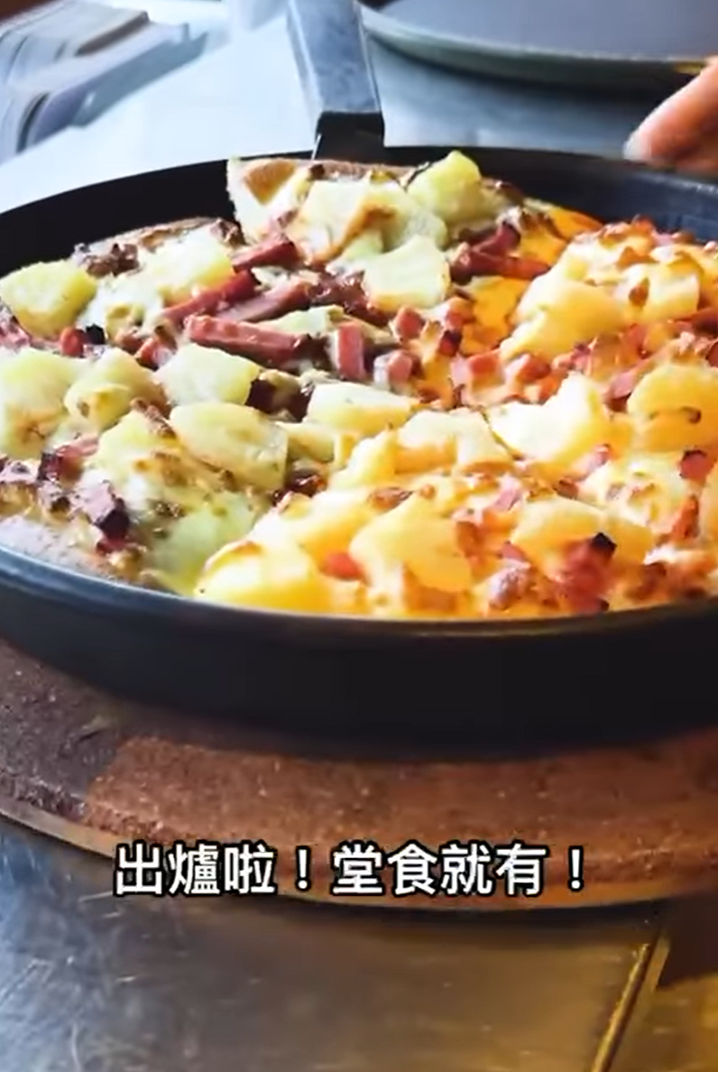 Pizza Hut亦發布「製作」菠蘿Pizza的影片。