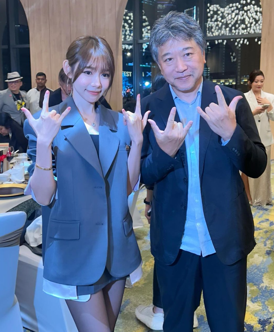 林明禎於電影節盛會上向是枝裕和集郵。