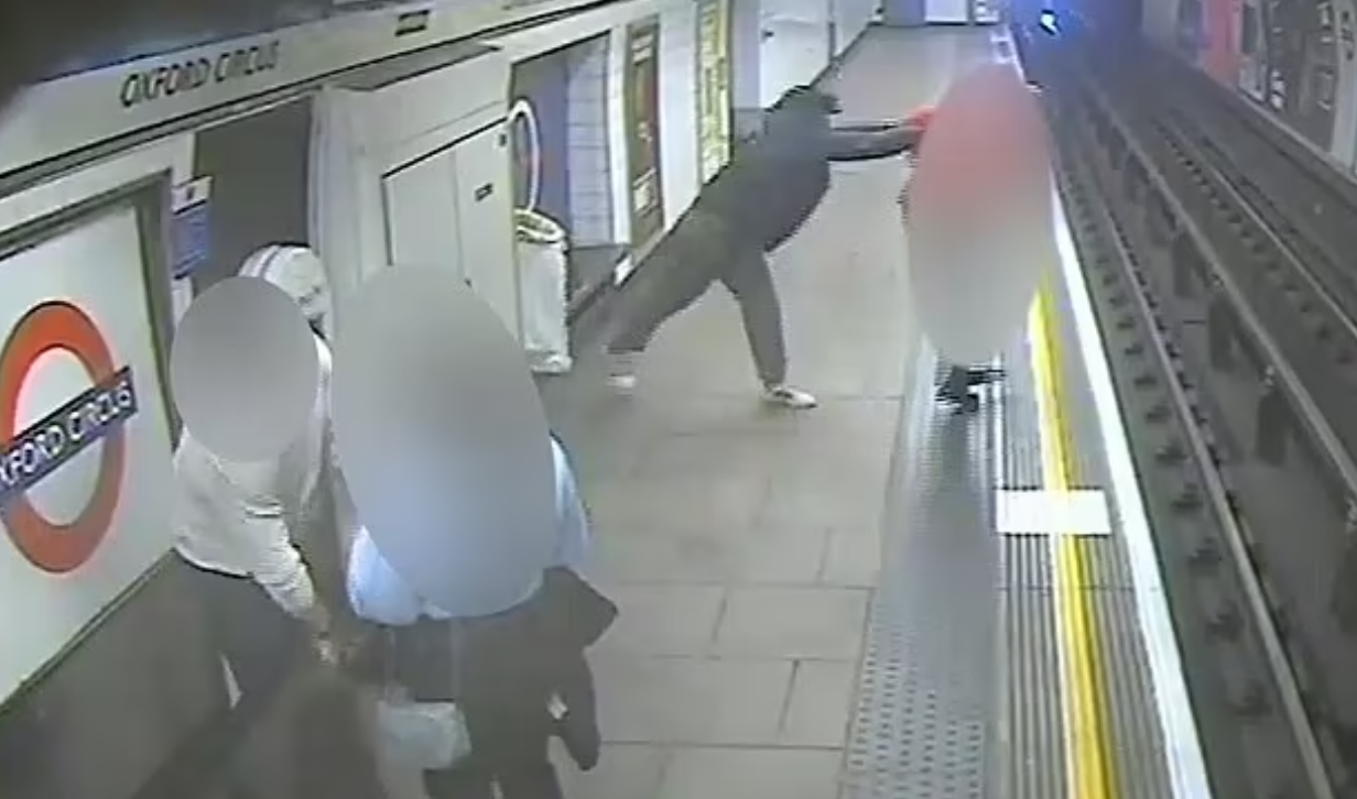 男子遭落落路軌。(互聯網)