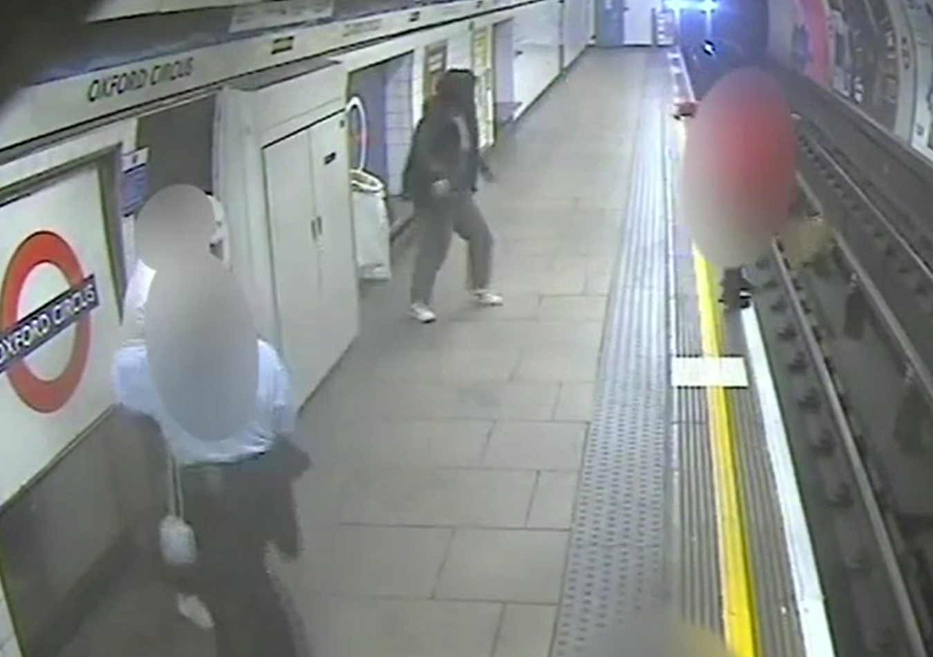 男子遭落落路軌。(互聯網)