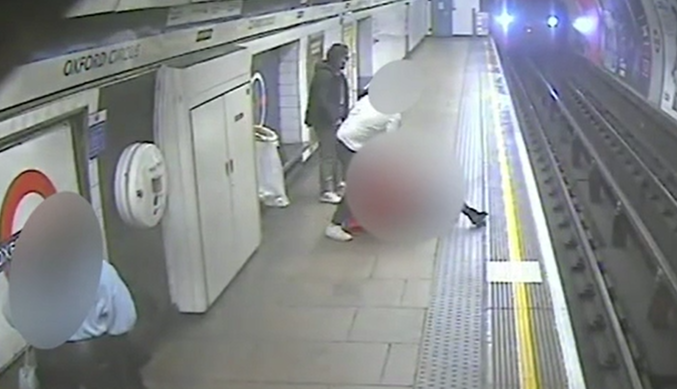 男子遭落落路軌。(互聯網)