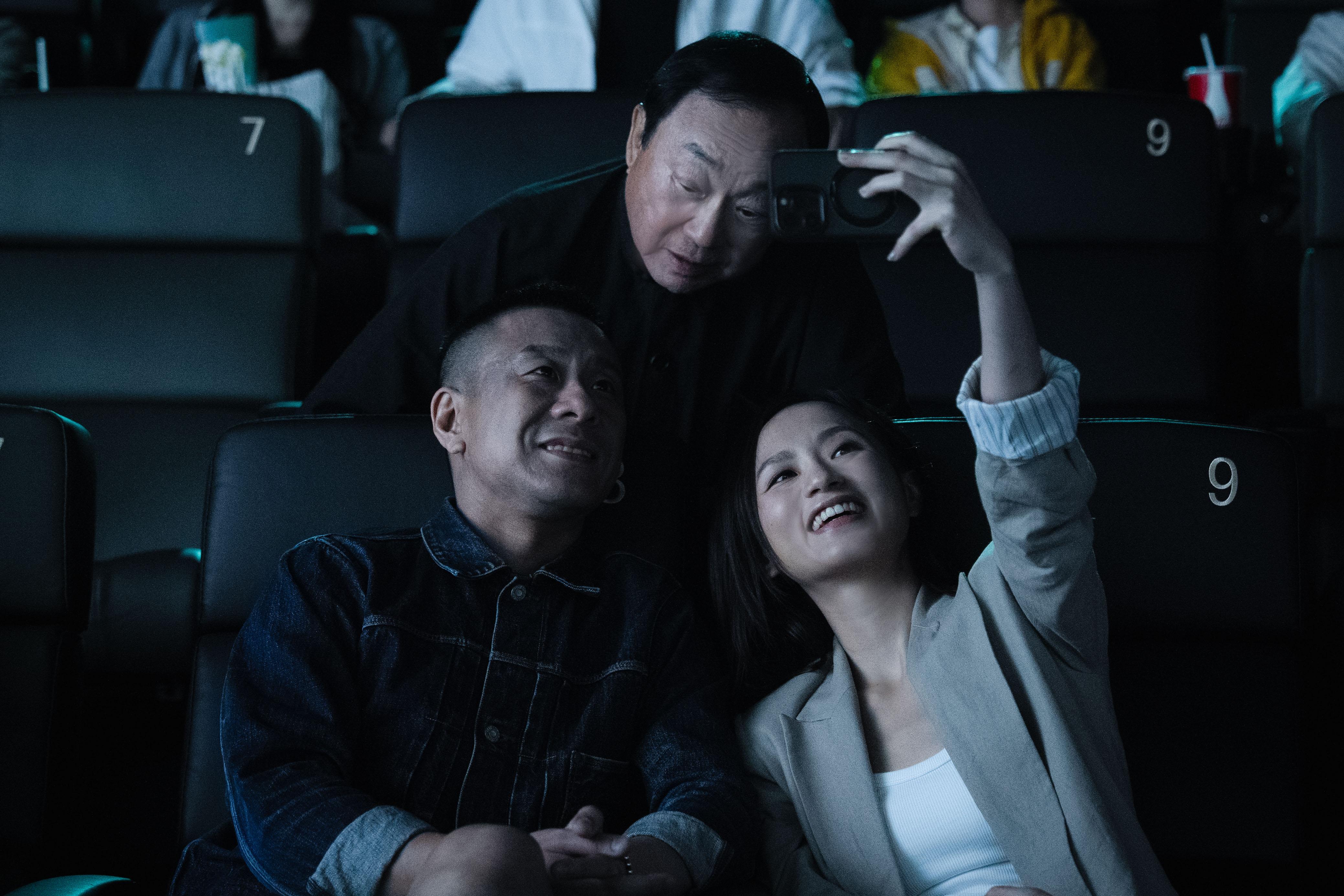 朱栢康及梁雍婷在戲院自拍,許冠文好言相勸。