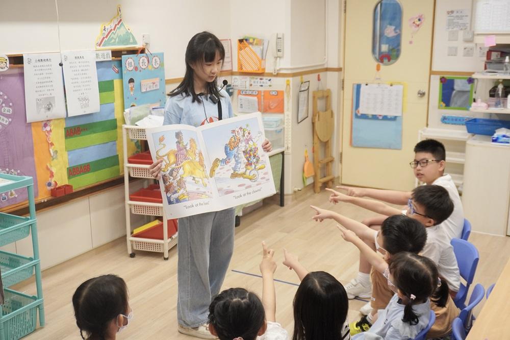 課堂當中亦有講故事環節,小領袖以專業和愉快的態度帶領孩子們進入故事情節中,培養他們對英文故事的興趣和理解能力。