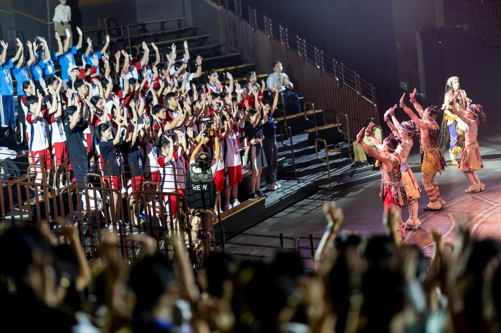 400多位來自香港、深圳、澳門的大灣區青年學生與表演者早上先參與在原野劇場舉辦的「迪士尼舞藝工作坊」。由香港迪士尼的專業表演者與學生分享成為國際級表演者的秘訣,示範不同種類的舞蹈風格及技巧,從互動學習過程了解專業的藝術表演及知識。