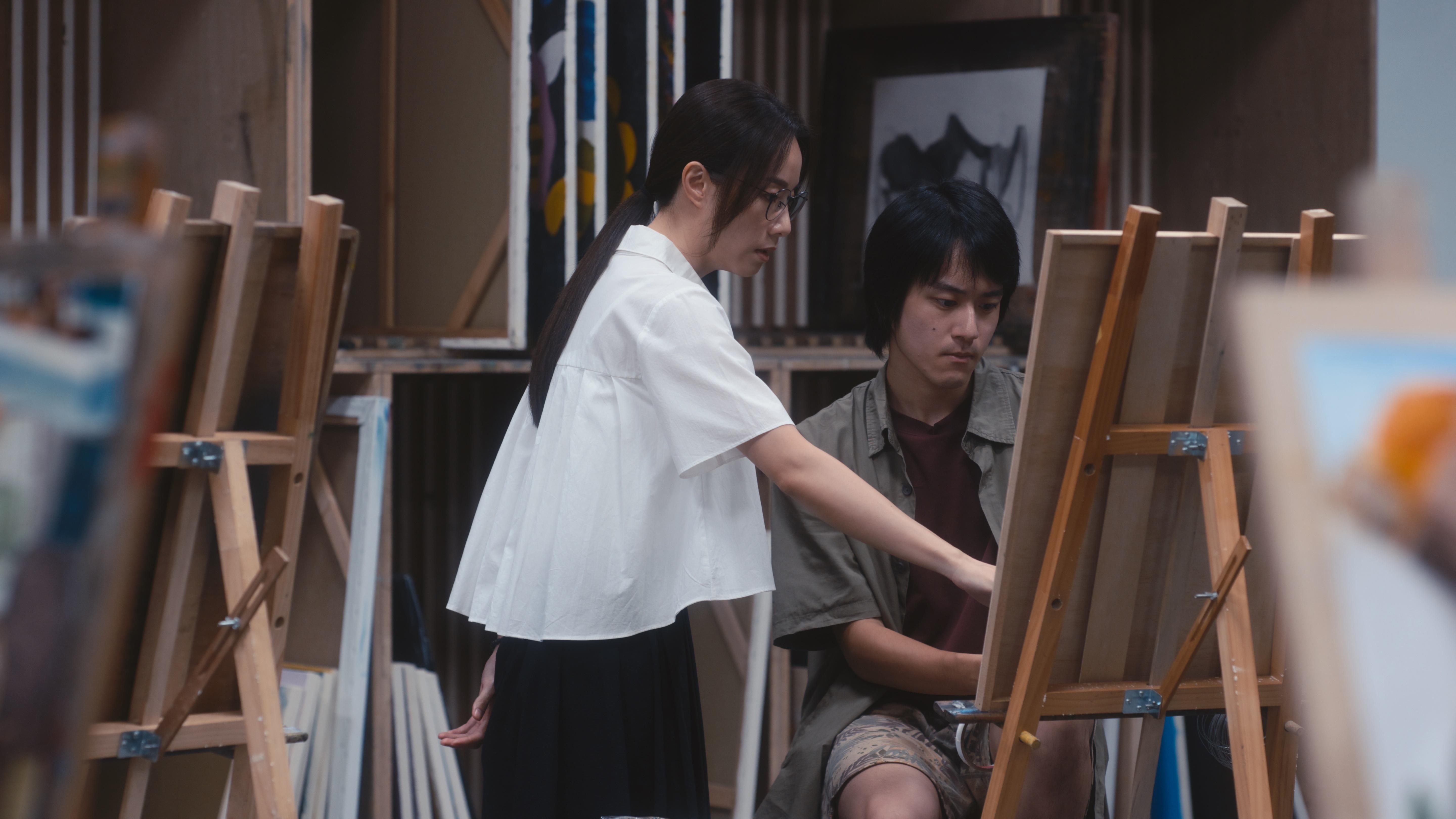 鄧麗欣Stephy飾演的美術老師造型簡約