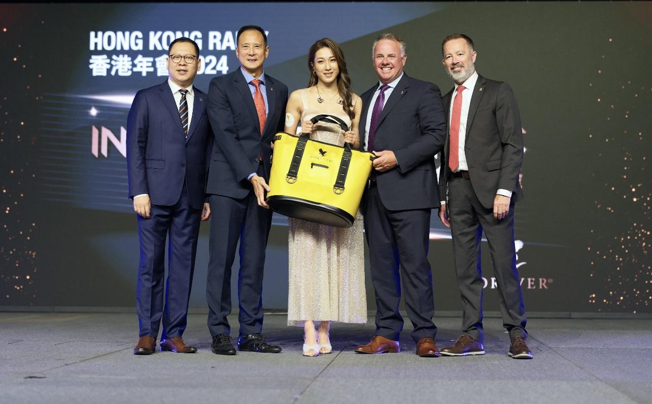 鍾嘉欣日前出席保健品牌活動,分享凍齡秘訣。