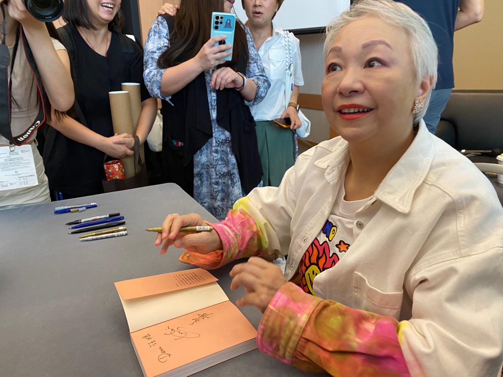 陳秋霞在書展為粉絲簽名。