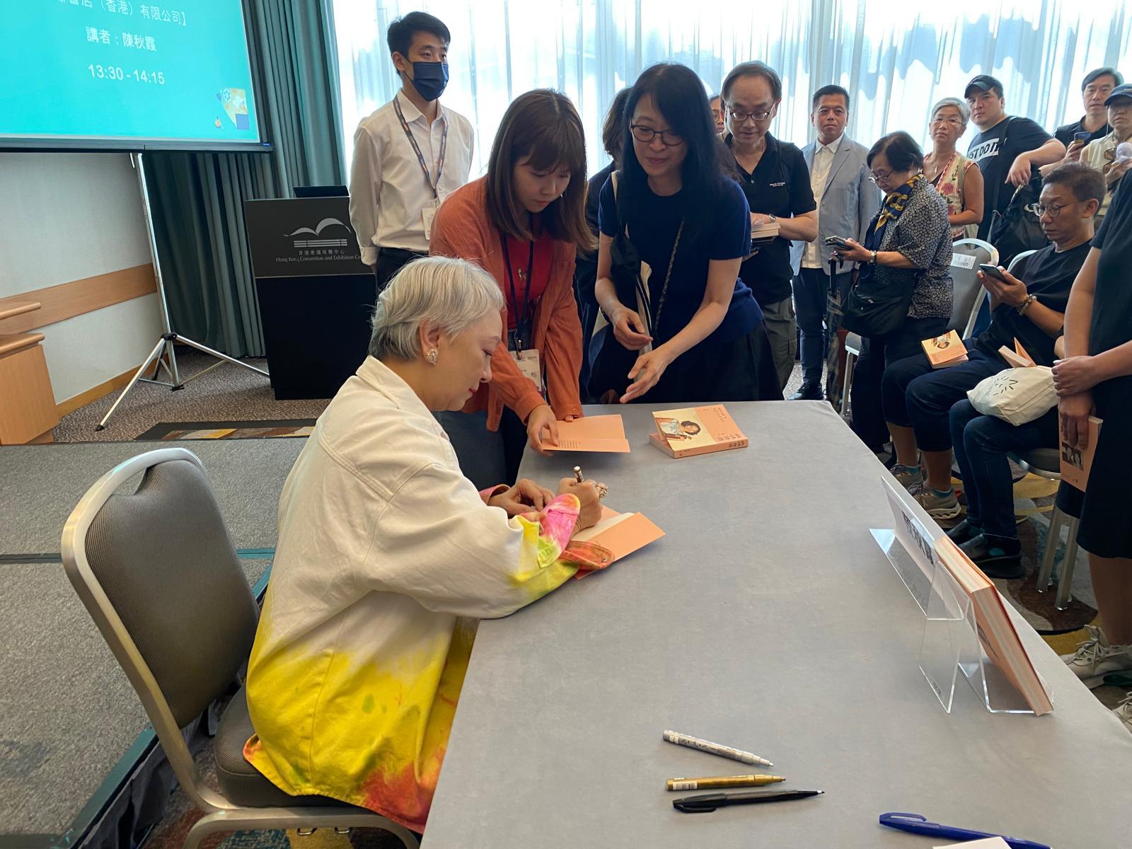 陳秋霞在書展為粉絲簽名。