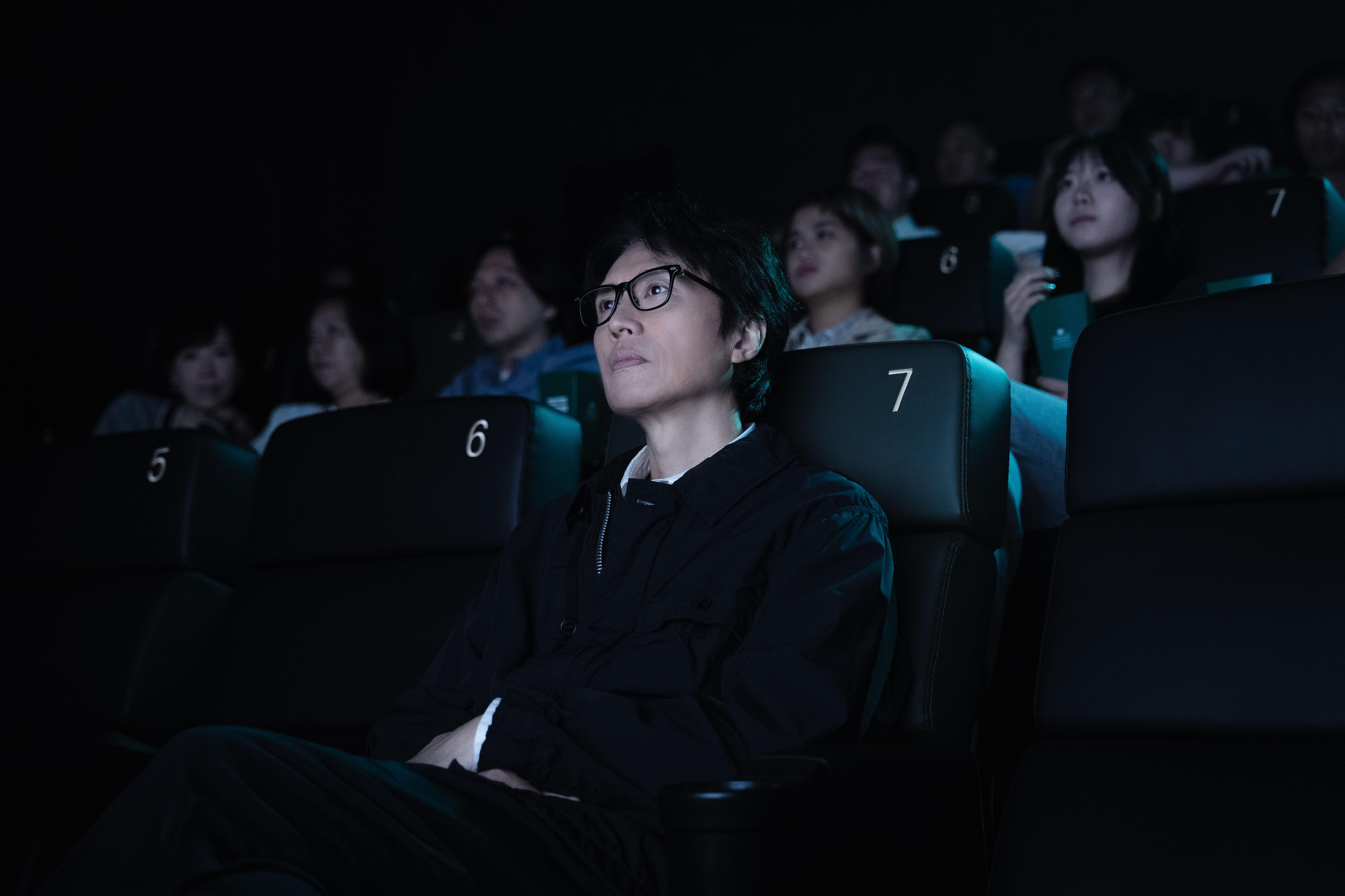 黃子華拍「《破.地獄》戲院禮儀片」。