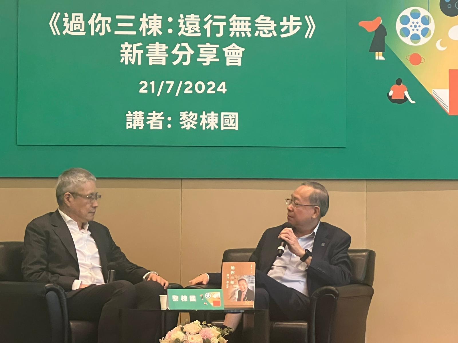 黎棟國分享新書。(江思嬅攝)