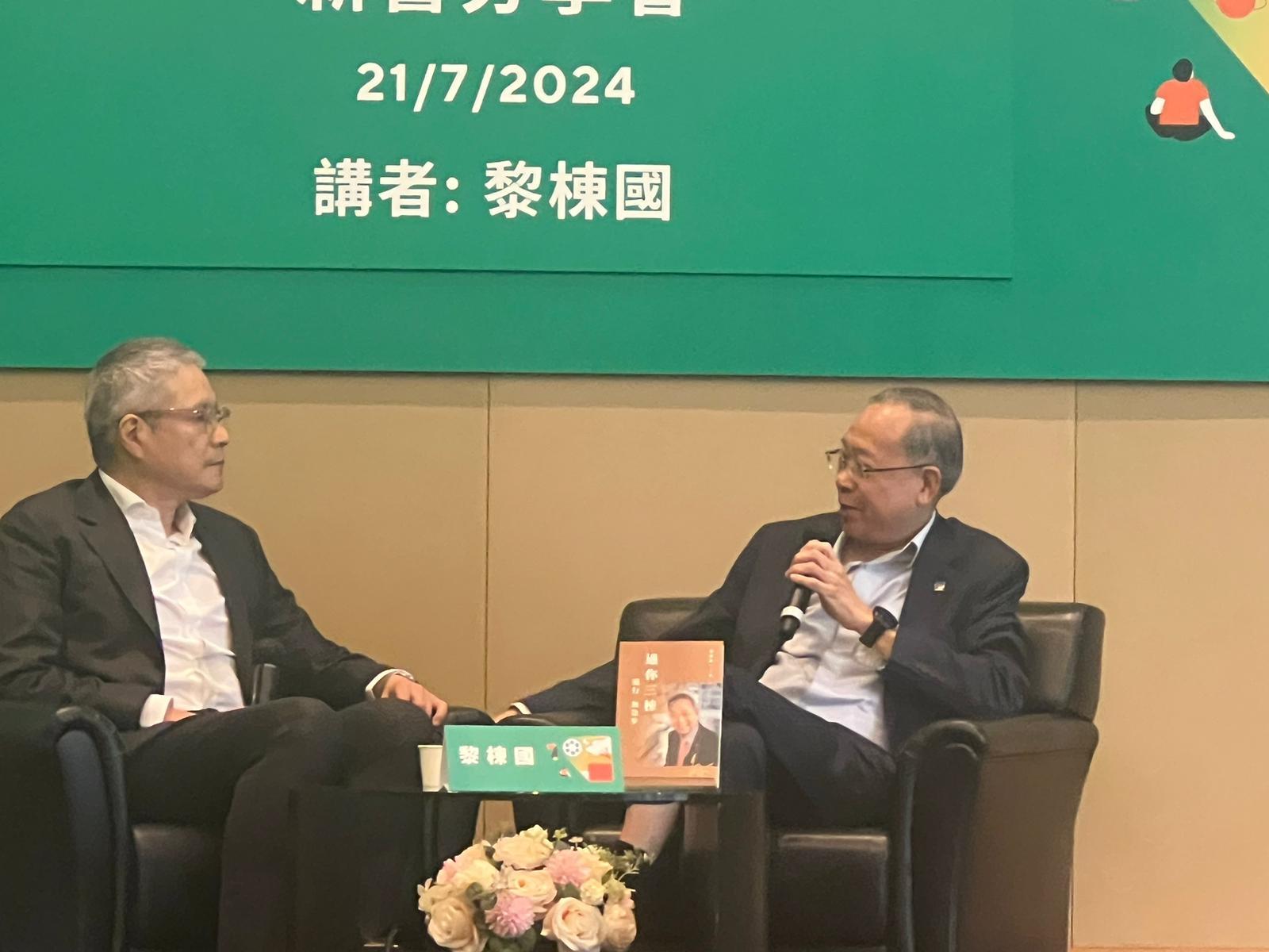 黎棟國分享新書。(江思嬅攝)