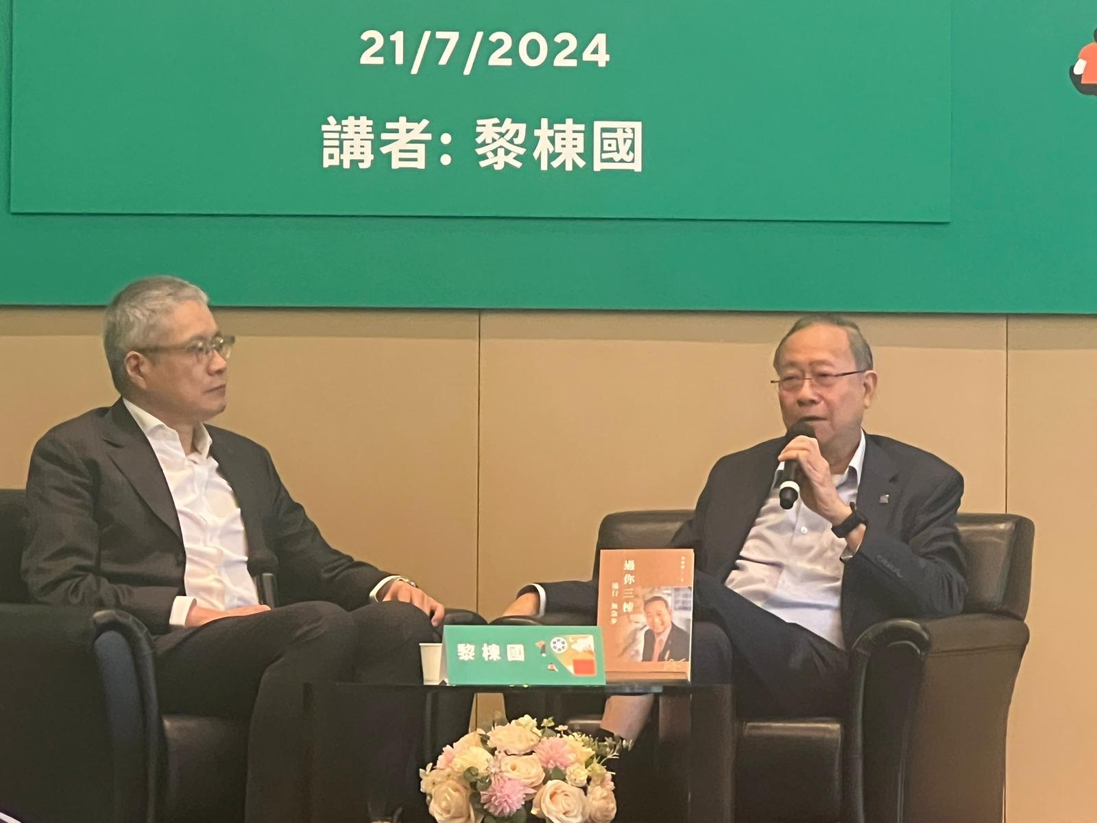 黎棟國分享新書。(江思嬅攝)