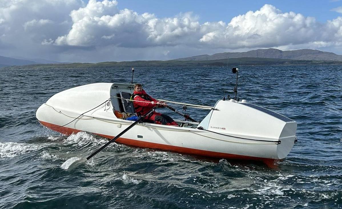 Tom Waddington與他的船。(FB)