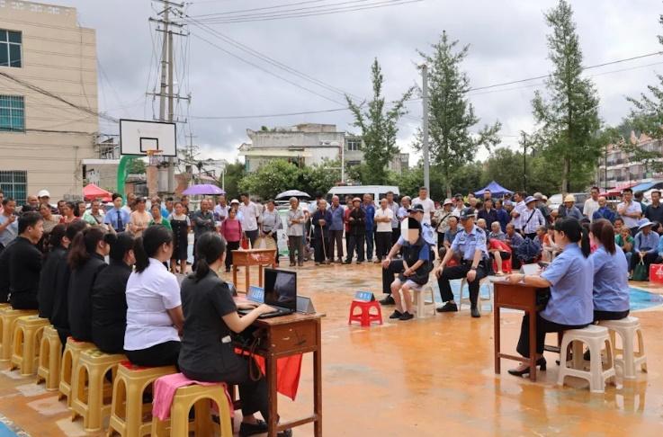 荔波縣人民法院經審理後認為,被告因疏忽大意野外用火引發森林火災,其行為已構成縱火罪。(微博)