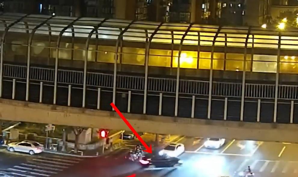 私家車開了逾100米後,撞上路邊車輛才停下來。(微博)