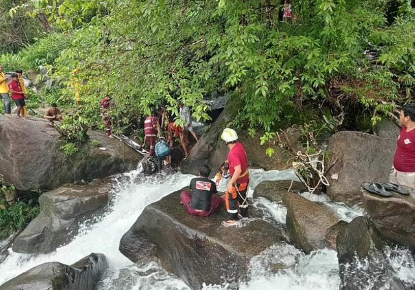 網上相片顯示,現場水流湍急洶湧,救援人員需要游繩到正確位置。(網上圖片)