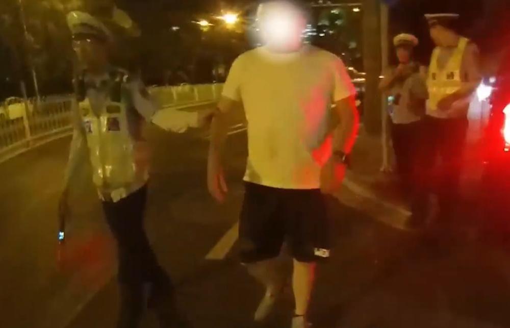 警方透露,經血檢,李姓駕駛血液酒精含量為每100毫升117微克,屬醉駕。(微博)