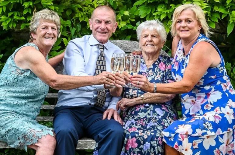 85歲的Audrey Cobb,以及她3個子女,67 歲的David Cobb、60 歲的Sandra Digby 和55歲的Carol Nobbs。(網上圖片)