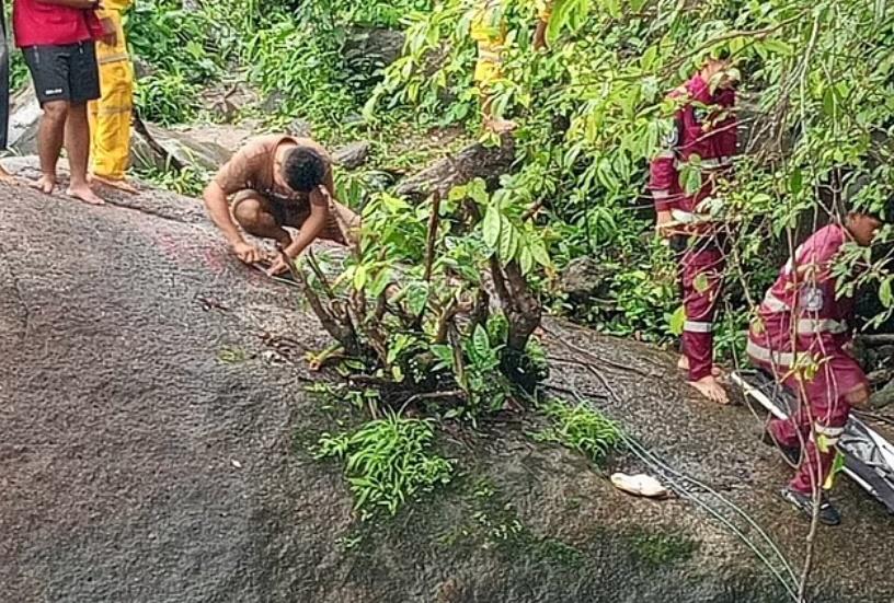 網上相片顯示,現場水流湍急洶湧,救援人員需要游繩到正確位置。(網上圖片)