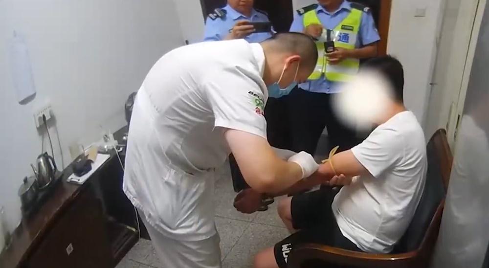 警方透露,經血檢,李姓駕駛血液酒精含量為每100毫升117微克,屬醉駕。(微博)