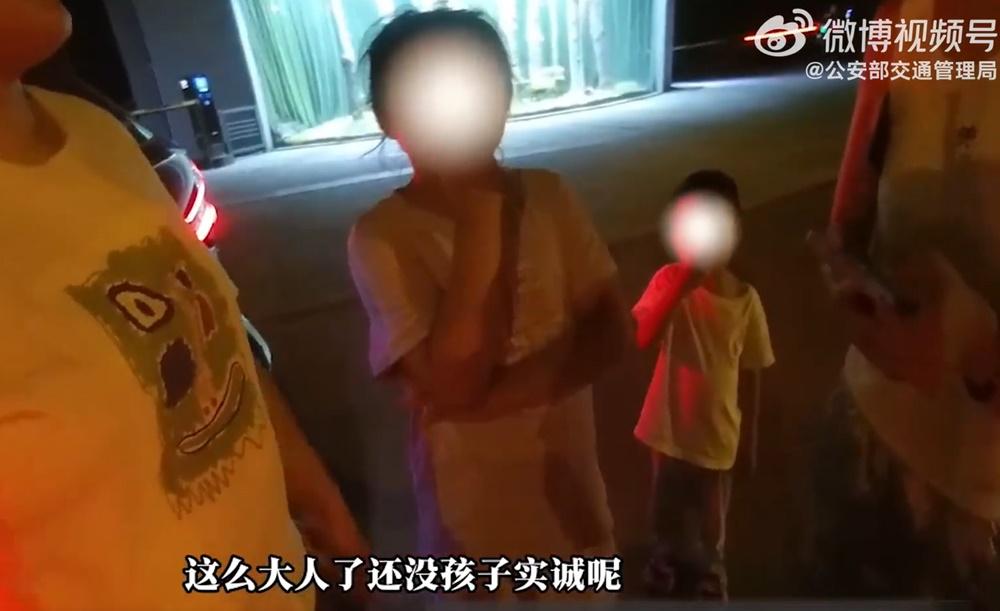 警方當場斥責家長:「這麼大的人還沒孩子誠實,話不能這麼教知道嗎?」(微博)