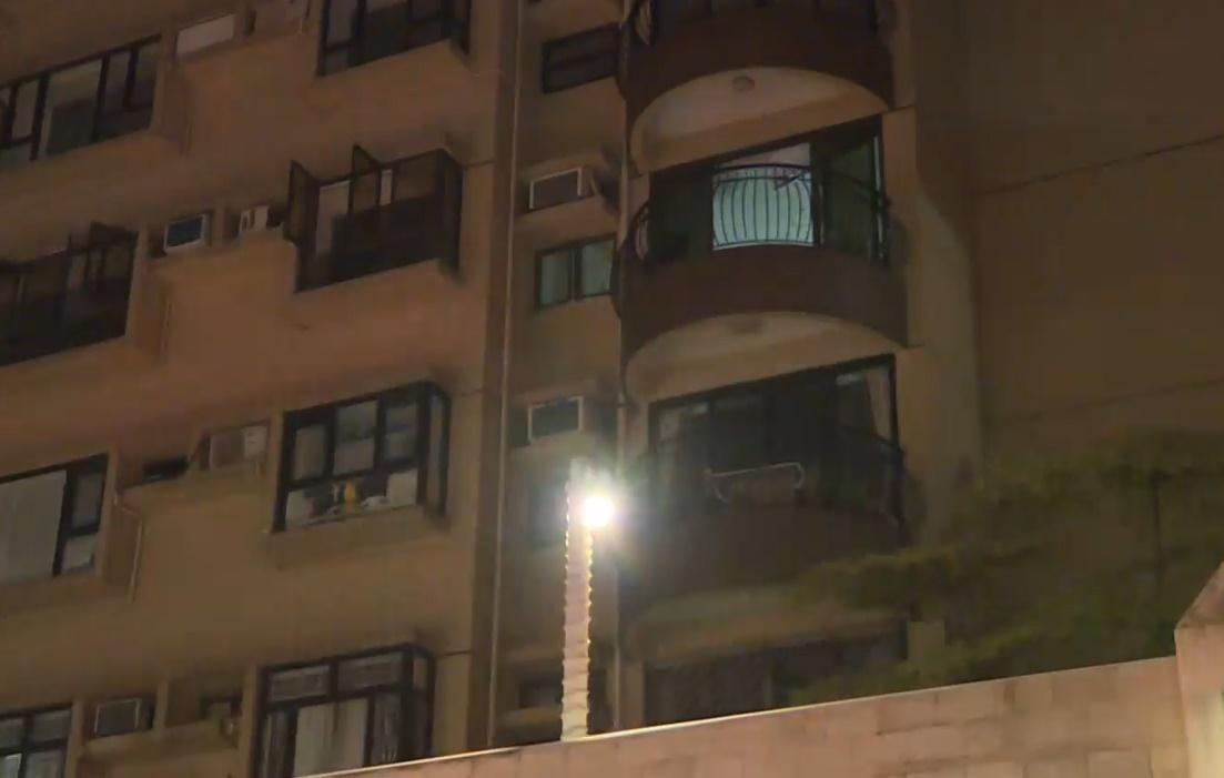 跑馬地住宅廚房失火,外傭及時逃生,13住客疏散。(電視截圖)