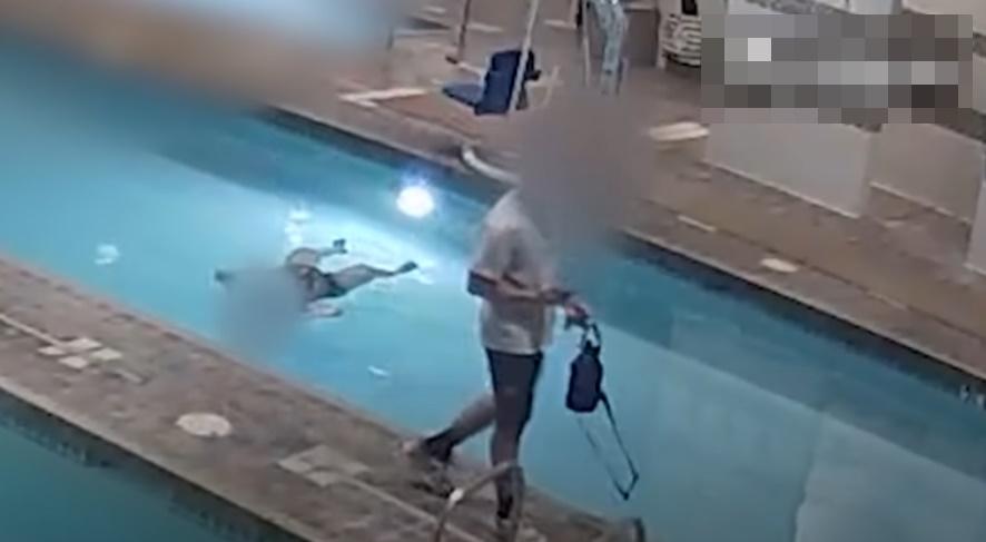 在Leticia已失去知覺後,即使有泳客在池邊經過也沒有發現。(YouTube)