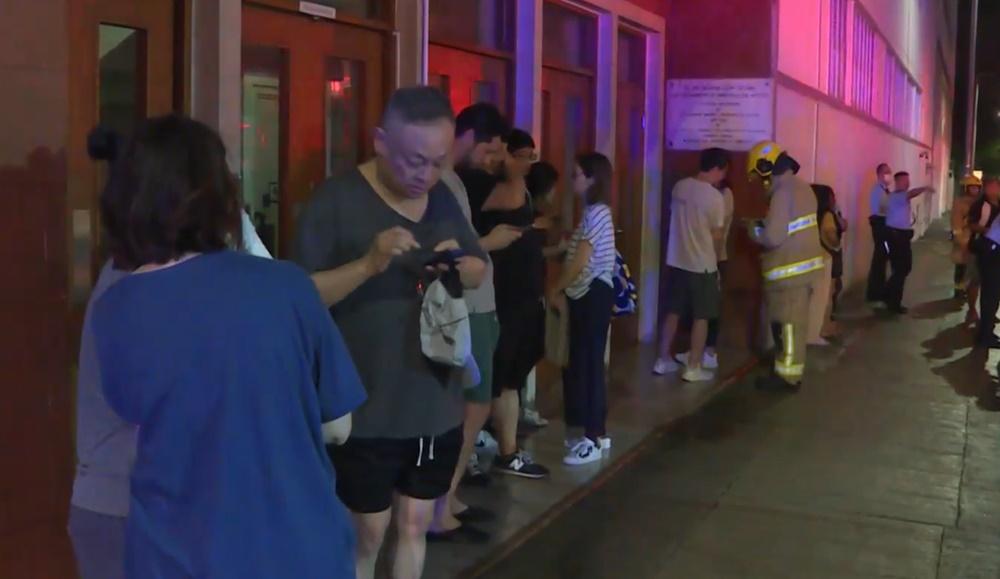 事件中無人受傷,約13名住客自行疏散落樓暫避。 (電視截圖)