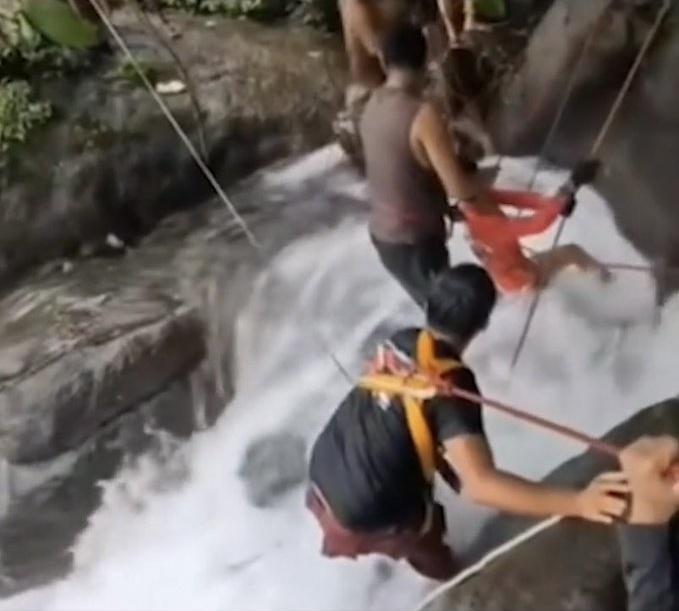 網上相片顯示,現場水流湍急洶湧,救援人員需要游繩到正確位置。(網上圖片)