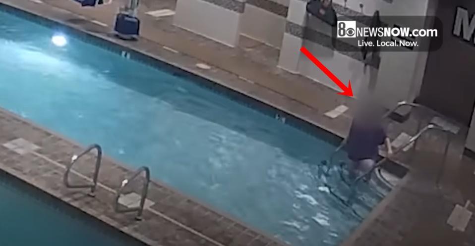 Leticia起初是抓著泳池邊緣踢腿游泳。(YouTube)