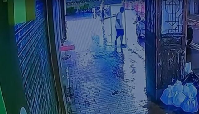 白衣男前後用鎚扑了黑衣男至少10下,其後悻悻然離去。(網上截圖)