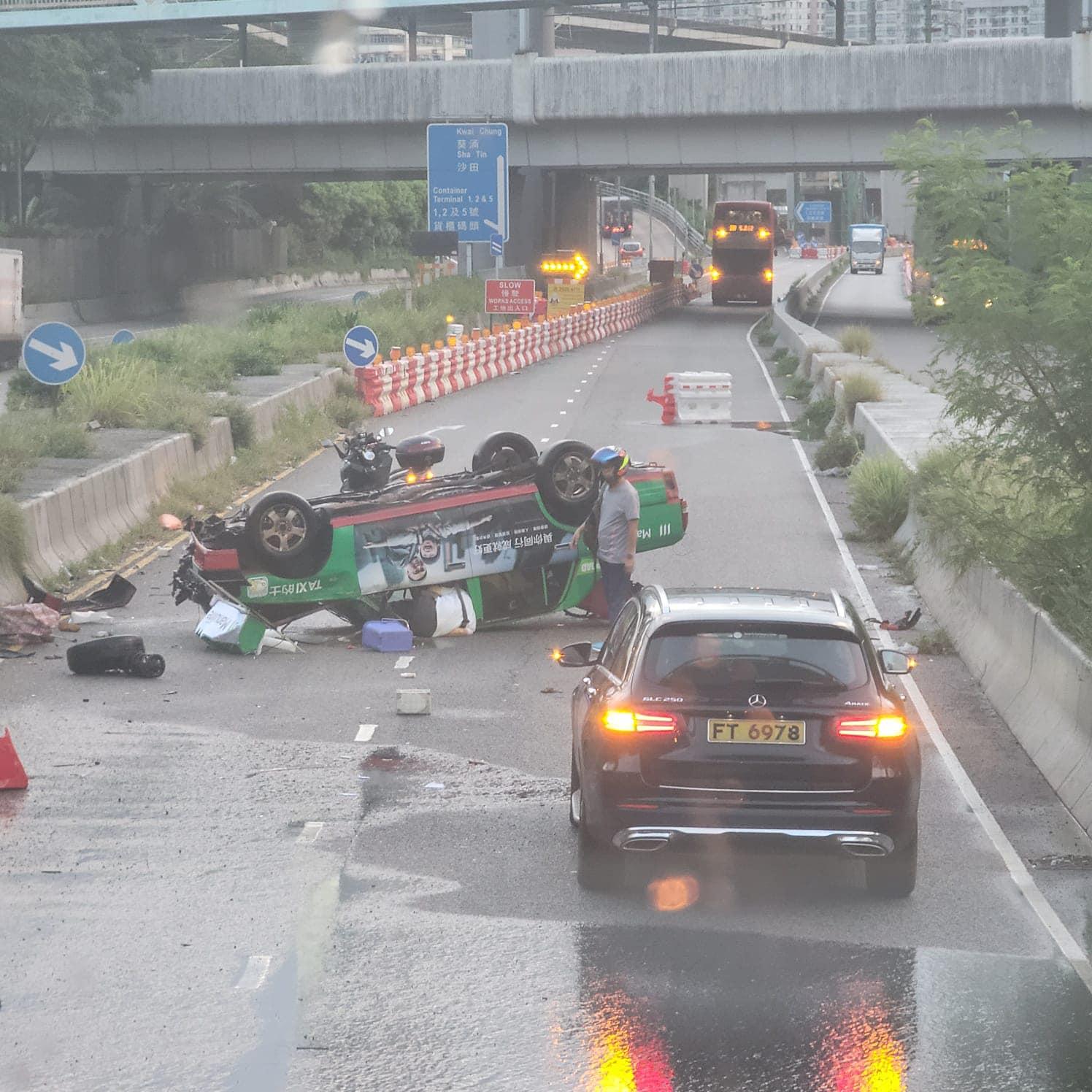 消防到場救出被困司機;巴士上2名男女乘客被玻璃濺傷,3人由救護車送院治理。(馬路的事(即時交通資訊區)@FB)