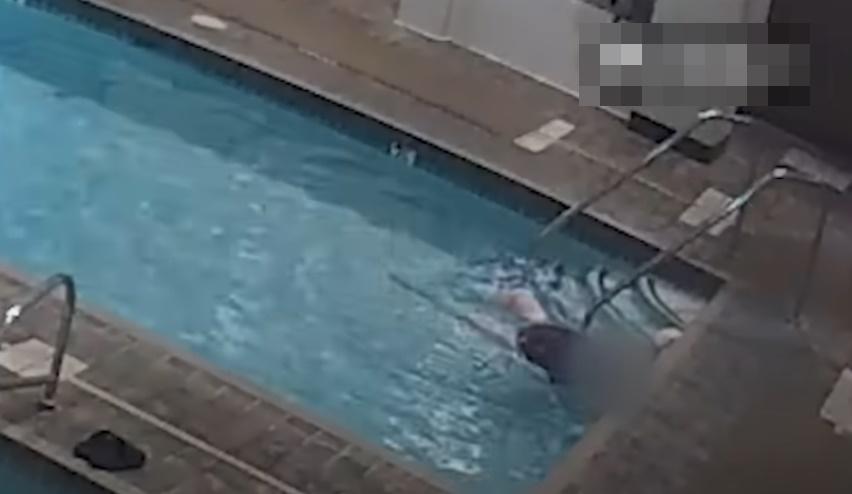 Leticia起初是抓著泳池邊緣踢腿游泳,但沒過多久就出現異狀。(YouTube)