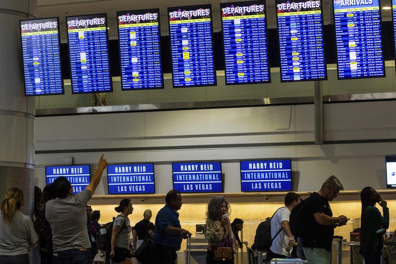 航空業成為重災區,航班要改用人手辦理登機。(AP)