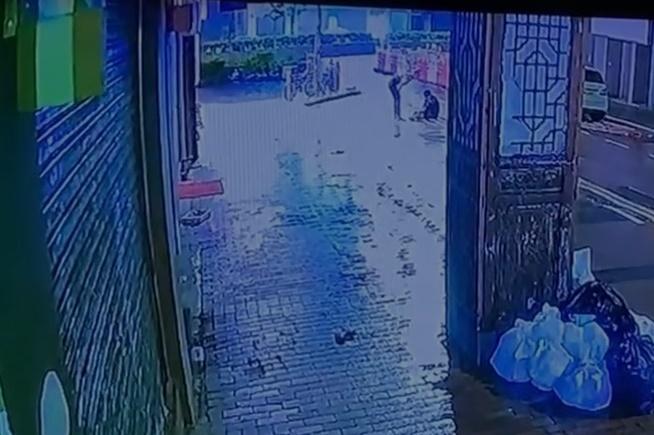 同行女子一直在旁邊觀看,直至白衫男離開後,才上前查看黑衣男情況。(網上截圖)